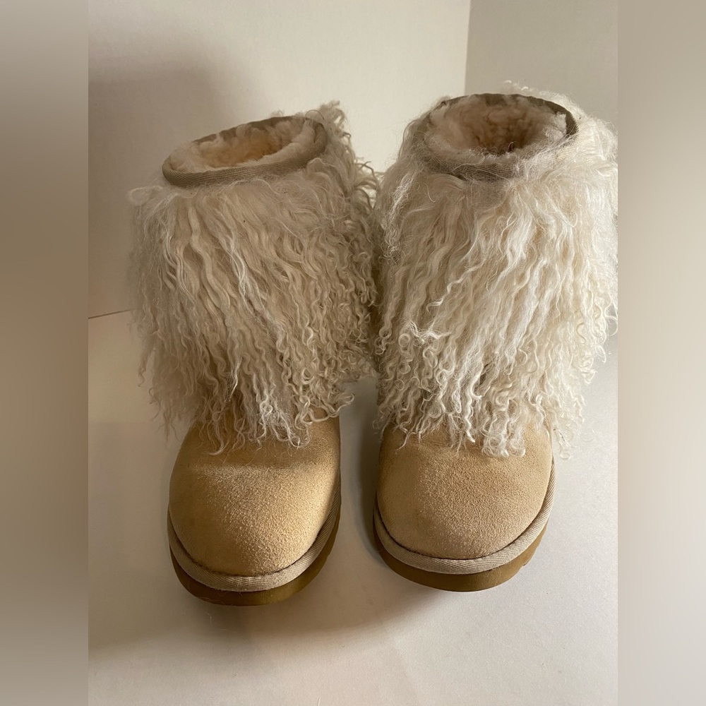 UGG FURRY BOOTS size 7